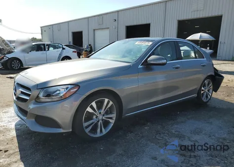 2015 Mercedes-Benz C 300 из США, поврежденный, VIN 55SWF4JB2FU075596